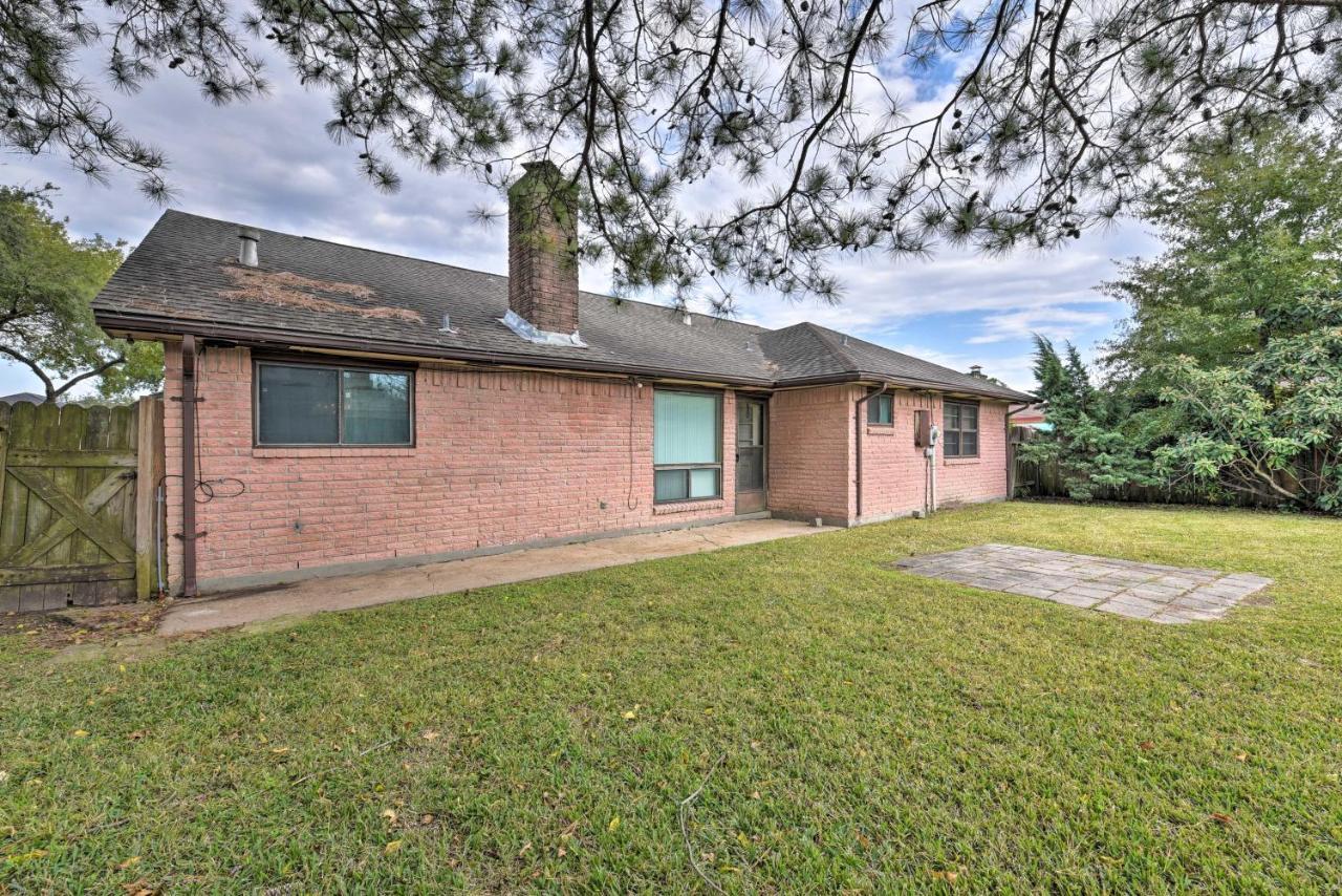 Pet-Friendly Missouri City Home With Fenced-In Yard! Exterior photo