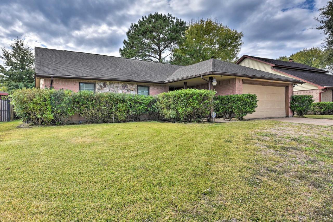 Pet-Friendly Missouri City Home With Fenced-In Yard! Exterior photo